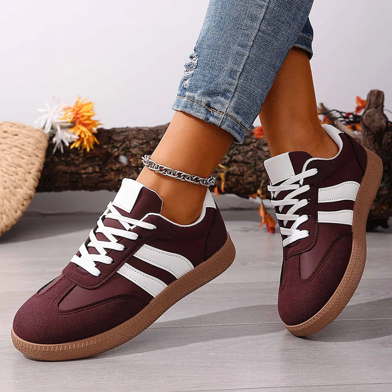 Baskets plates femme tendance rouge bordeaux, collection Printemps 2026, à rayures blanches, semelle épaisse, chaussures décontractées légères style streetwear vulcanisé