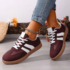 Baskets plates femme tendance rouge bordeaux, collection Printemps 2026, à rayures blanches, semelle épaisse, chaussures décontractées légères style streetwear vulcanisé