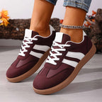 Baskets plates femme tendance rouge bordeaux, collection Printemps 2026, à rayures blanches, semelle épaisse, chaussures décontractées légères style streetwear vulcanisé