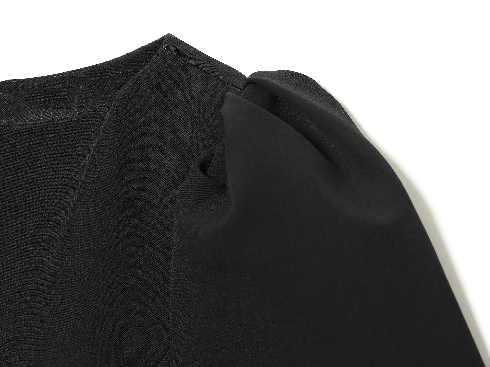 Les nouveaux produits pour femmes ETJ 2025 sont élégants et élégants Robe courte à col bateau et manches courtes avec robe noire plissée