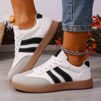 Baskets plates femme tendance rouge bordeaux, collection Printemps 2026, à rayures blanches, semelle épaisse, chaussures décontractées légères style streetwear vulcanisé