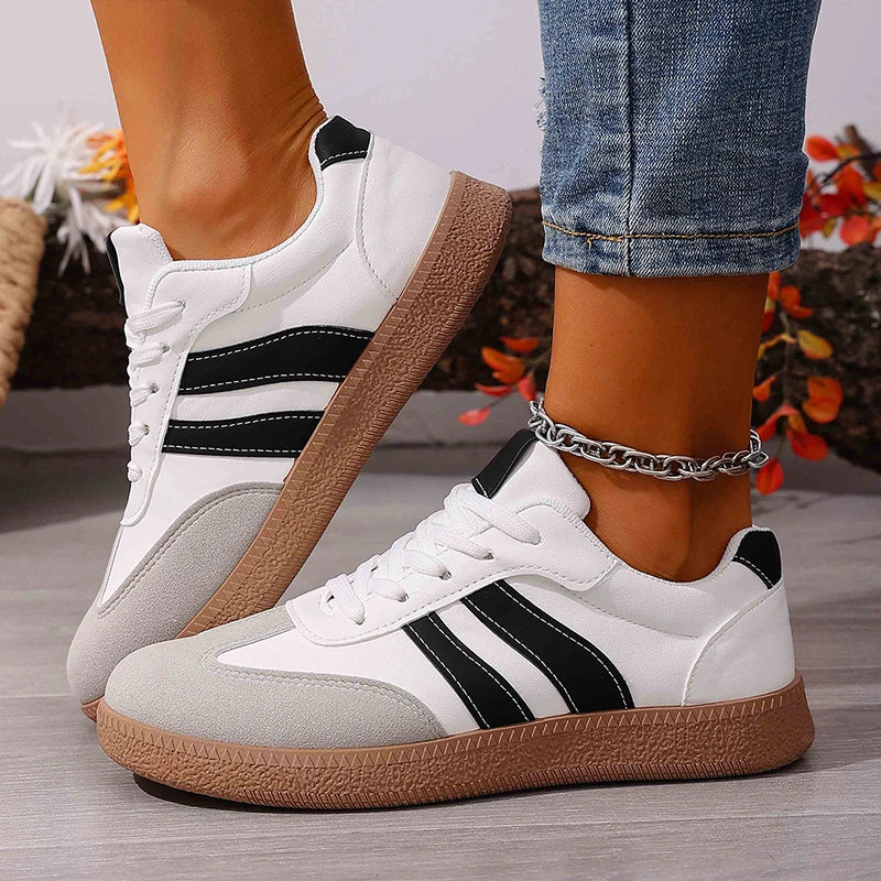 Baskets plates femme tendance rouge bordeaux, collection Printemps 2026, à rayures blanches, semelle épaisse, chaussures décontractées légères style streetwear vulcanisé