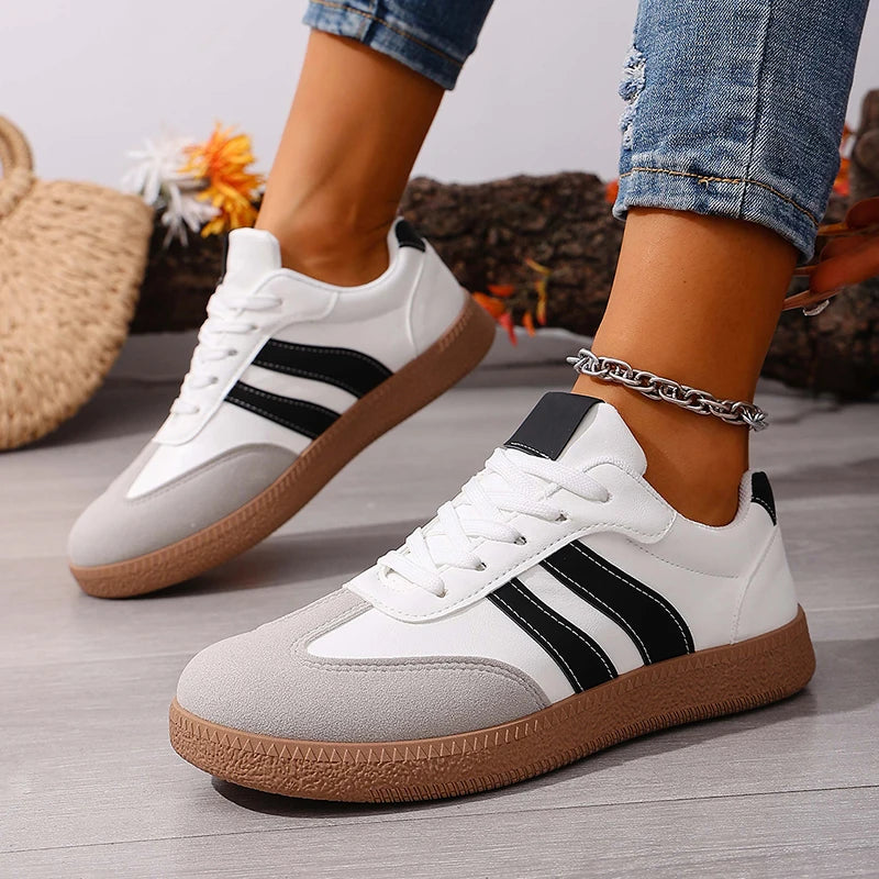 Baskets plates femme tendance rouge bordeaux, collection Printemps 2026, à rayures blanches, semelle épaisse, chaussures décontractées légères style streetwear vulcanisé