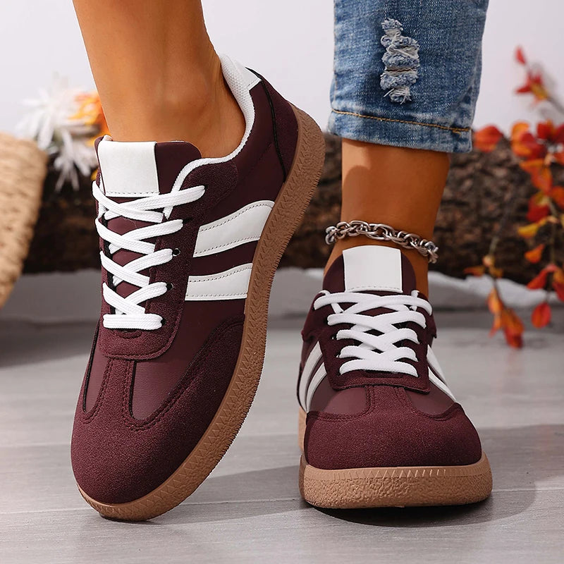 Baskets plates femme tendance rouge bordeaux, collection Printemps 2026, à rayures blanches, semelle épaisse, chaussures décontractées légères style streetwear vulcanisé