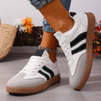 Baskets plates femme tendance rouge bordeaux, collection Printemps 2026, à rayures blanches, semelle épaisse, chaussures décontractées légères style streetwear vulcanisé